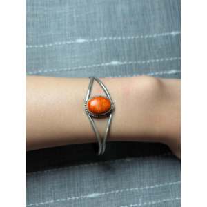 Bracelet manchette tendance en argent sterling et coquille d'ormeau épineux, fait main par des artisans Navajo - Product Image 5