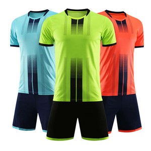 Prix de gros d'usine, uniformes de football, costume de football personnalisé imprimé pour les équipes de club et les enfants adultes pour les matchs et les jeux de football, OEM - Product Image 3