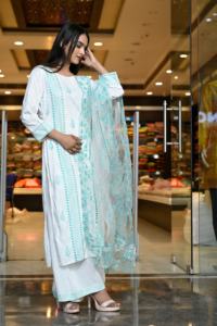 Conjunto de 3 Piezas de Rayón con Bordado Blanco para Fiesta, Ropa Étnica Elegante Hecha a Mano en India para Mujer, Largo hasta la Rodilla, Corte en A, Sin Mangas - Product Image 4