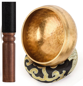 Cuenco tibetano antiguo de mano de color dorado con superficie lisa y pulida y Mazo de madera disponible a precio de mayorista - Product Image 6