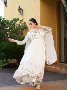 Vestido Anarkali de diseñador elegante de calidad superior en telas ricas para uso festivo, cenas de recepción y grandes celebraciones a la venta - Product Image 5