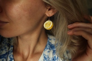 Boucles d'oreilles pendantes faites à la main en perles de rocaille multicolores, nouveau design tendance et festif, avec choix de couleur personnalisé - Product Image 3