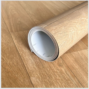 Rollo de Suelo de PVC con Espuma de Madera de 1.0mm, Resistente al Agua, Suave, Tipo <span class=keywords><strong>Parquet</strong></span>, para Revestimiento Interior del Hogar, Sala de Estar, Precio de Fábrica - Product Image 1