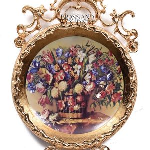 Cadre mural rond orné de laiton antique avec des œuvres florales en porcelaine décoration vintage en laiton vieilli à la main design de maison de luxe - Product Image 4