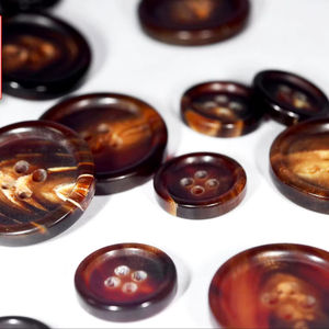 Botones de Cuerno de Búfalo Natural al por Mayor, Acabados y Coloridos para Accesorios de Ropa, Alta Calidad - Product Image 1