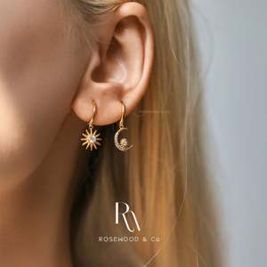 Orecchini a cerchio e pendenti a raggi di sole in vermeil d'oro 18K, orecchini a cerchio asimmetrici con luna e stella, regalo di moda perfetto per lei - Product Image 6