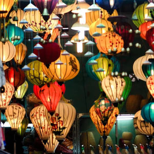 Lanterne en soie construite à partir de soie colorée et d'un cadre en fil de fer attrayant pour les fêtes ou les occasions spéciales Vietnam - Product Image 1