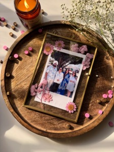 Cadre photo moderne carré en métal doré, élégant, design minimal, parfait pour la décoration murale du salon, de la chambre à coucher ou du bureau. - Product Image 2