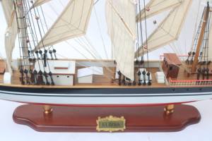 Modèle de bateau en bois peint à la main ELISSA - Décoration d'intérieur de forme irrégulière autoportante pour le Feng Shui et le bricolage - Product Image 4