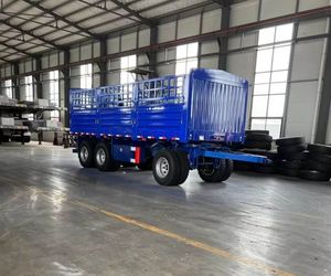 Semi-remorque à plateau sec à portes battantes Huajin China Hydraulic, portée de 12 m, trois essieux, pour le transport de marchandises et utilitaire - Product Image 3