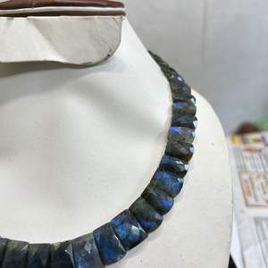 Collar de labradorita negra natural 430 quilates Piedras preciosas sueltas de piedras preciosas de fuego - Product Image 1