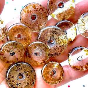 VINTAGE : Perles plates en verre marbré artisanales de 1 kg, perles à grand trou, perles pour macramé, perles en vrac pour la fabrication de bijoux - Product Image 3