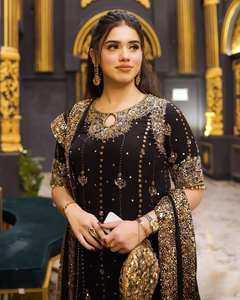 Costume en Georgette noire brodé avec pantalon et dupatta, fil de faux Georgette avec sequins et rivets, haut et pantalon avec dupatta - Product Image 1