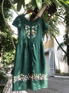 Robe en lin vert avec broderie à la main - Product Image 4