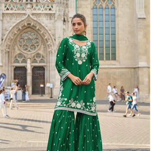 Kurti และกางเกงผ้ามัสลินดีไซน์เนอร์พร้อมลายพิมพ์ดิจิตอลพร้อมงานปักลายลูกไม้ - Product Image 1