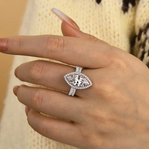 Anillo de compromiso elegante con halo de moissanita talla marquesa de 7x14 mm, doble banda y chapado en oro blanco. - Product Image 3