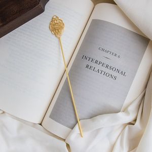 Marcapáginas artístico de metal con forma única, ideal para lectores creativos que aman los accesorios y regalos de lectura distintivos - Product Image 5