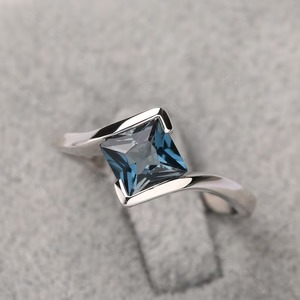 Anillo de Plata de Ley 925 con Diseño de Alas Neogóticas y Topacio Azul de 6mm, Anillo de Promesa Cristiana para Nacidos en Diciembre - Product Image 5