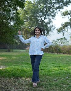 Chemise ample à imprimé floral pour femmes, haut décontracté d'été avec manches longues et détails à revers, tissu respirant pour un confort quotidien - Product Image 4