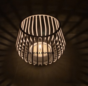 Bougeoir de style cage vintage classique avec aspect antique et barres incurvées pour la lumière du soir classique dans les thèmes de décoration traditionnels - Product Image 6