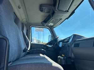 Camion à plateau MV607 2020 – Puissant moteur de 240 CV, transmission automatique à 7 vitesses, robuste et performant - Product Image 3