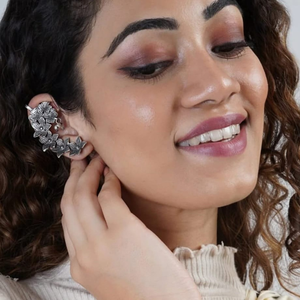 Pendientes de Media Luna Florales de Plata Oxidada Hechos a Mano con Diseño Étnico Tradicional - Product Image 1