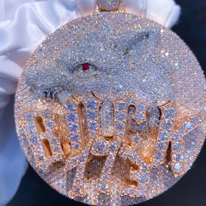 Pendentif personnalisable en argent sterling plaqué or jaune 14 carats avec diamant 4 carats et design disque lettre, idéal pour les fêtes ou comme breloque - Product Image 1