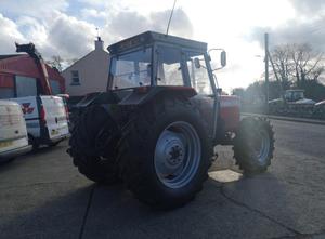 Tracteur agricole Massey Ferguson 390, couleur rouge, 4 roues motrices, 90 CV, avec un niveau de sécurité élevé, disponible à la livraison - Product Image 2