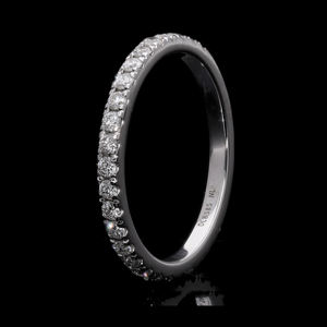 Elegante banda de diamantes de media eternidad de oro de 14K con diamantes brillantes redondos naturales en ajuste de punta compartida para un brillo duradero - Product Image 1