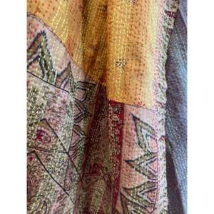 Châle en soie vintage imprimé à la main, motif Citrine Sun Garden - Product Image 2