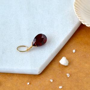 Colgante de Piedra Natalicia de Granate en Forma de Lágrima, Gema Roja de Enero, Chapado en Plata, Joyería Delicada Hecha a Mano - Product Image 2