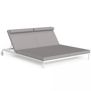 Tumbona moderna de ratán/mimbre Talenti Cleo con patas de madera maciza y cojines de tela SR10 para exteriores para uso en hoteles y exteriores - Product Image 2