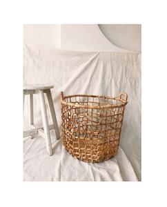 Cesta de mimbre de tonos neutros con diseño minimalista para organizar artículos de tocador de uso diario en baños inspirados en Spa - Product Image 1