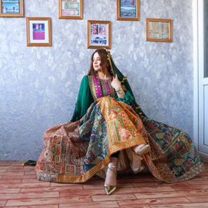 Nouvelle dernière robe traditionnelle afghane brodée à la main pour femmes au tarif de gros dans toutes les tailles et couleurs personnalisables 2025 - Product Image 1