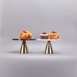 Support à gâteau Porte-gâteau Santa Barbara Design Studio Table Sugar Marble Cake Stand, Blanc/Laiton - Product Image 4