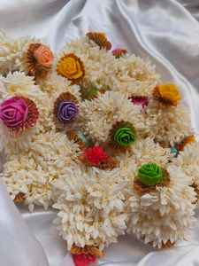 Gajra สไตล์อินเดียแท้ที่มีดอกกุหลาบหลากสีเหมาะสำหรับสวมใส่เจ้าสาวเครื่องประดับผมสำหรับผู้หญิงและของขวัญเพื่อนเจ้าสาว - Product Image 6