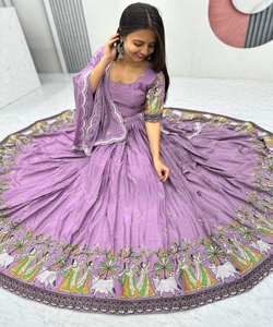 ชุดปาร์ตี้ดีไซน์เนอร์ผ้าไหม lehenga choli มีการปักและดูรื่นเริง - Product Image 5
