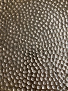 Elegante bandeja redonda de metal con acabado de cobre martillado para servir agua y té, también para fines decorativos, procedente de la India. - Product Image 2