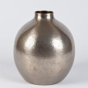 Jarrón de metal antiguo rústico hecho a mano perfectamente diseñado para arreglos florales de temporada y elegantes casas Premium - Product Image 3