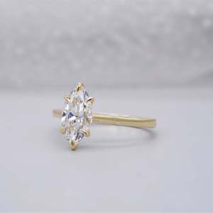 Bague de fiançailles en or jaune 10 carats certifiée IGI avec sertissage solitaire, ornée d'un diamant et d'une pierre principale en jade - Product Image 2