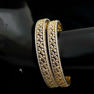 Diseñador de lujo Mejor calidad Acabado en oro blanco Elegante dos juegos de brazaletes para mujeres Colección de ropa de fiesta de boda - Product Image 1