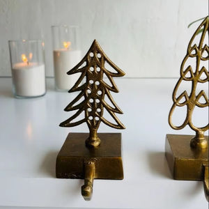 Support de bas en fer prêt pour cheminée avec style vintage offrant stabilité et charme saisonnier aux intérieurs de vacances - Product Image 1