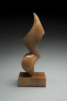 Grandes sculptures en bois modernes pour la décoration intérieure et extérieure, améliorant les espaces extérieurs avec une forme de papillon et une finition brune
