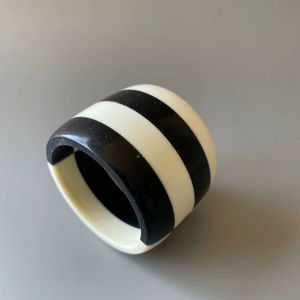 Anneaux de serviette en résine taillée en diamant à facettes plusieurs couleurs porte-anneau de serviette en bois pour les fêtes de mariage serviettes en papier de table de noël - Product Image 1