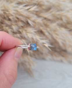 แหวนหมั้นวินเทจแบบมินิมอลเงินสเตอริงพร้อมคริสตัลสี่เหลี่ยมลาบราดอไรต์สำหรับงานแต่งงานครบรอบเครื่องประดับเพชร - Product Image 2