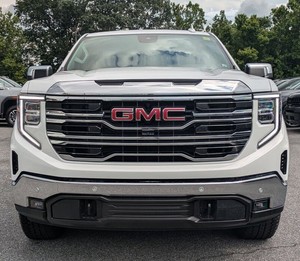 Asequible usado 2025 GMC Sierra 1500 SLT Crew Cab 4WD con ruedas de aleación Asientos de cuero Arranque remoto Bluetooth Android Auto - Product Image 1