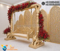Ensemble de balançoires en bois sculptées à la main Maharaja pour la décoration de la scène de Mehndi et de la soirée au henné, ensemble de chaises balançoires Grand Golden Marriage Jhula UK