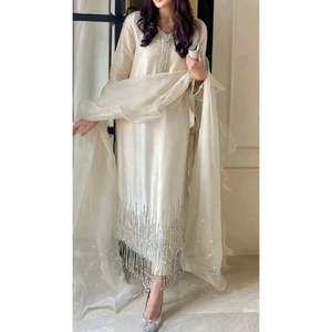 Vestido sencillo de chifón blanco con cuello redondo y pedrería, diseño Salwar Kameez para niñas/mujeres, ideal para la madre de la novia en Pakistán. - Product Image 3