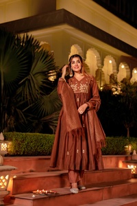 Ensemble Kurta Pantalon Dupatta Long pour Femmes Col en V Vêtement Ethnique Traditionnel Tenue de Créateur Prix de Gros - Product Image 4