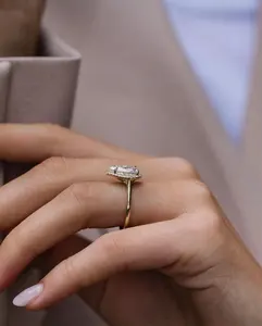 Tishya Diamond 925 Plata Moissanite Halo Anillo de compromiso Corte brillante Ajuste de Punta Romántico Regalo de aniversario de boda 5gm - Product Image 2